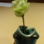 いちりん - テーブルのいちりんの花