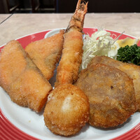 シュタインハウス 銀座店 - ミックスフライランチ1500円　海老、ホタテ、鮭×2、豚ひれ×2の豪華版。