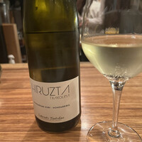 エチョラ - 最初はバスクでよく飲まれている、微発泡性の白ワインで乾杯。HIRUZTAイルスタ。