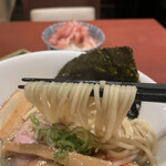 酒肴場 屯 - 高加水の中太麺はもっちり