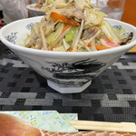 喫茶ぐり - このボリュームに、着丼した時は縮みあがりました。野菜がたっぷり摂れて嬉しい。シーフードミックスと豚こま入り！