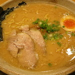 Echigohizoumemmujizou - 豚骨醤油らーめん《太麺/背油：あっさり》（アップ、2013年7月）