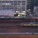 Ginzawafuuizakayafuurin - 席から窓の外を見ると色々な電車が絶えず元気良く走っており
                      あるときは京浜東北線や東海道本線