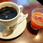 202811358 - ホットコーヒーとサービスの野菜ジュース