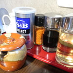 麺酒房 龍安 - 卓上調味料