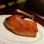 中国飯店 富麗華 - ❶北京ダック（富麗華オリジナル）
            ～綺麗な照りのある肉肉しい北京ダック
            お肉の旨味を感じる美味しいスペシャリテま