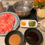 Shabu sen - 豚肩ロース定食大盛り　ご飯、お野菜、うどんはお代わり自由