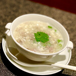 中国飯店 富麗華 - ❷豆腐と牛肉のあっさりとろみスープ
            ～トロットロのスープにパクチーがアクセント