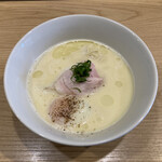 らーめんMAIKAGURA - 白トリュフオイル香る鶏白湯麺（1,200円）