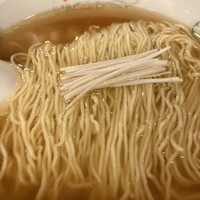 味の中華 羽衣 銀座本店 - 平手ザルで綺麗に揃えられた麺