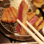 Gyuu Katsu Kyouto Katsu Gyuu - 赤さが美しいミディアムレア。一口で食べられるちょうどよい厚さです。