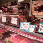 相原精肉店 - 店内(ショーケース)