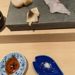 鮨 山口 - 右から　ハタ・北寄貝・帆立