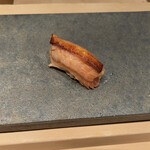 鮨 山口 - 燻製した桜鱒 炙った皮乗せ