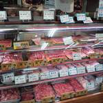 相原精肉店 - 店内(ショーケース)