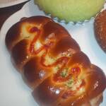 箱根プリンスパン工房　プリンスカフェ - ウインナーパン&メロンクリームパン