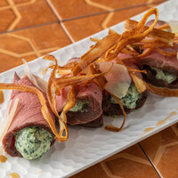 ローストビーフとリコッタチーズのロール ゴボウのフリットと白バルサミコ