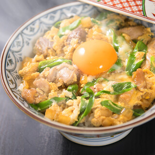 A rich Oyako-don (Chicken and egg bowl) (oyako-don) with plump and flavorful shamorock topped with yolk.