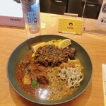 ハマカレー - 黒酢のポークビンダルー、春キャベツとしらすのサンバル風に発酵マトンキーマ。ご飯200g