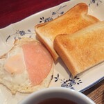 白島屋 - トーストとハムエッグ