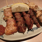 酒場 あじとよ屋 - 焼きとり焼きとんおまかせ盛り５本