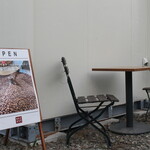 珈琲豆直売所 - 店舗外にもテーブルと椅子がありました。