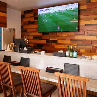 The store is fully equipped with a tatami room. You can also watch sports on the large screen monitor ◎ Can be reserved