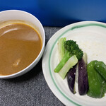 タイガーカレー - さっそく野菜を素揚げしてライスに添えます！