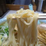 ちえちゃんラーメン - 自家製らしい平打ちの中太ストレート麺