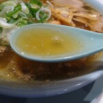 ちえちゃんラーメン - 油膜の張る澄んだスープ