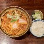 酒と味噌煮込み 味噌煮込罠 - キムチ味噌煮込みうどん ¥1,050 ＋ ライス（漬物付き） ¥200