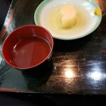 上燗屋 富久 - 大根、おでんには取り皿代わりの出汁が入ったお椀。