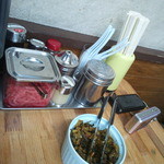 らーめん工房 龍 - 卓上には、辛子高菜、紅ｼｮｳｶﾞ、ごま、おろしﾆﾝﾆｸ、ｺｼｮｳとほぼフル装備が揃っている。