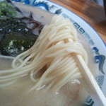 らーめん工房 龍 - 中細麺ストレートで、バランスの良い食べ応え。