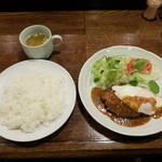 レードル - ハンバーグステーキ（デミグラスソース）ランチ時は100円引きの850円