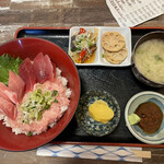三浦の磯焼き屋 - マグロ三食丼定食
