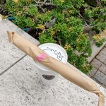 ブリコラージュ ブレッド アンド カンパニー - この日はいぶりがっこのバトンと本日コーヒーlarge をテイクアウト。テイクアウトカップにお花のイラスト素敵♡ありがとうございます(*^^*) 2023/4/19 コーヒー美味しかったな～