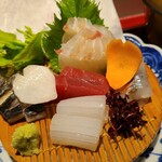 日本料理 まめ福 - ①烏賊
            身が薄く少し軟らかい、槍烏賊？
            ②鮪赤身
            脂が溶けない、目撥鮪？
            ③炙り鰆
            炙りはサラマンダー、炭の香り無し
            ④細魚
            泥臭さゼロ、旨みは穏やか
            ⑤真鯛
            少し活かった感じ、産卵期だから旨みは薄め