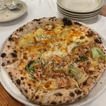 横浜チーズカフェ - クアトロフォルマッジと春キャベツと桜エビ　ハーフアンドハーフ