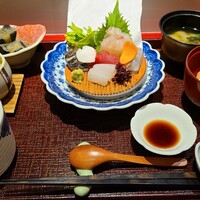 日本料理 まめ福 - 刺身定食(税込2,500円)
                お刺身
                ①烏賊②鮪赤身③炙り鰆④細魚⑤真鯛 
                
                ⑥茄子のお浸し
                ⑦揚げ出し豆腐
                ⑧茶碗蒸し
                ⑨白ご飯
                ⑩お味噌汁
                ⑪お漬け物
