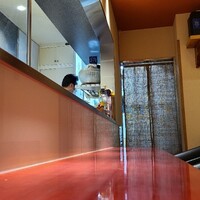 日本料理 まめ福 - 店内装飾は格式のある設えで朱塗りのカウンターにも風格を感じます
                厨房は店主さんとお弟子さん2人、女将さんと若女将さん？の5名体制
                カウンター5席、半個室や個室で36席、合計41席