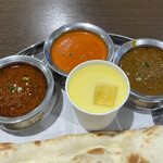 ハラール ドーサ ビリヤニ - 三色カレー、左からキーマトマト、バターチキン、南インドのチキンカレー