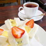 喫茶ポプラ - パンはふわっと、とても柔らかい！ パンの美味しさこそ、フルーツサンドの基本です