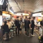 もつやき 登運とん - 超満員、わいわい！　煙もうもう！