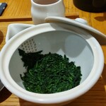 茶寮つぼ市製茶本舗 - 茶器にはたっぷりの玉露　ポットのお湯を入れて　好きなだけ楽しみます