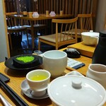 茶寮つぼ市製茶本舗 - デザートは選べるお菓子と選べるお茶　玉露と濃厚な抹茶のクリームの炭ロールケーキにしました