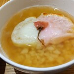 茶寮つぼ市製茶本舗 - 桜茶粥には紅白の餅と桜の塩漬けが入ってます