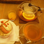 アフタヌーンティー・ティールーム　 - 柑橘ハーブティー温州みかんのソースと苺と紅茶のパフェ