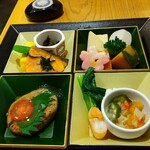 茶寮つぼ市製茶本舗 - 桜茶粥膳　鮭、玉子焼き、桜茶粥に入れるお茶の佃煮、春の煮物色々、お茶を練り込んだもちっとしたつくね風のもの、色々酢の物　　