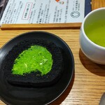 茶寮つぼ市製茶本舗 - 濃厚なのにしつこくない抹茶クリーム　ロール部分は炭で真っ黒　皿が黒いので同化して見えない^^;　玉露と共に